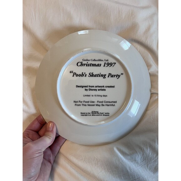 New 1997 Disney Winnie the Pooh Christmas Collector 8" Plate Poohs Skating Party - Picture 3 of 3